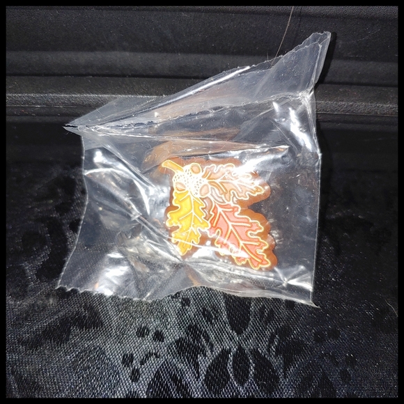 Hallmark Jewelry - Vintage Hallmark Oak Leaves Pin